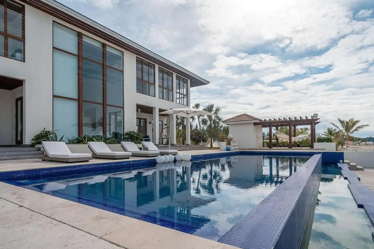 Biminis Beachfront Dream Villa Bayley Town